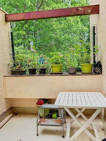 A vendre Angers Lac de Maine, appartement type 4 en souplex, environnement calme,3 chambres,dressing,cuisine aménagée équipée, balcon plus jardinet privatif, cave et garage fermé.