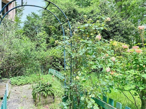 A vendre Angers Lac de Maine, appartement type 4 en souplex, environnement calme,3 chambres,dressing,cuisine aménagée équipée, balcon plus jardinet privatif, cave et garage fermé.