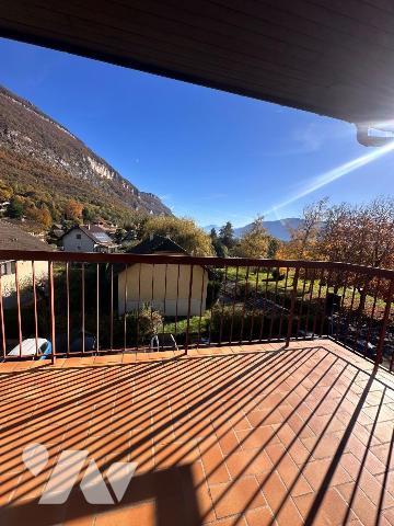 À vendre, un bel appartement traversant de 88,69 m² situé au deuxième et dernier étage d'une co...