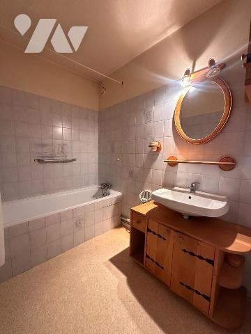 À vendre, un bel appartement traversant de 88,69 m² situé au deuxième et dernier étage d'une co...