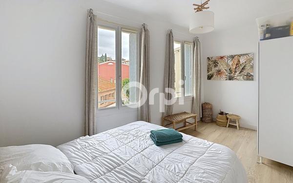 Immeuble à vendre    10 pièces •  Saint-Raphaël