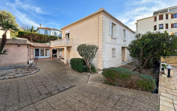 Maison à louer    5 pièces •  Antibes