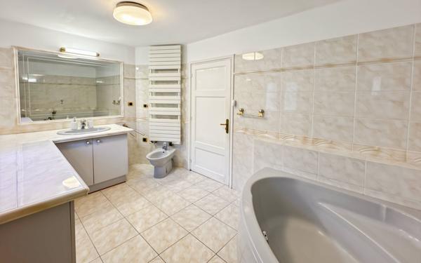 Maison à louer    5 pièces •  Antibes