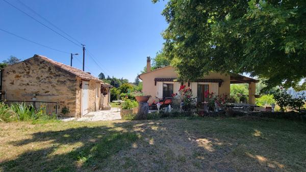 Maison avec source et piscine