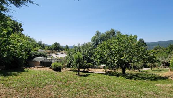 Maison avec source et piscine
