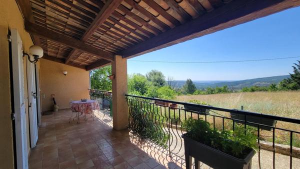 Maison avec source et piscine