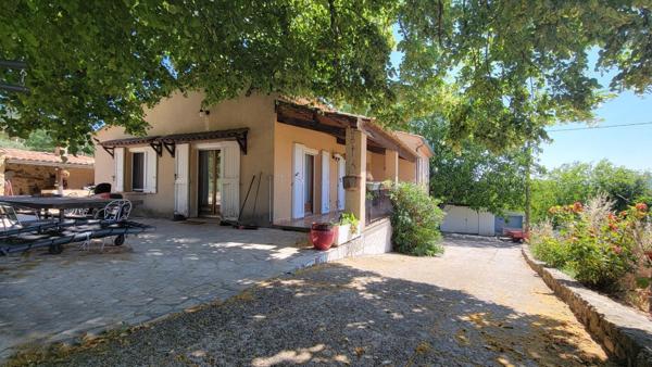 Maison avec source et piscine