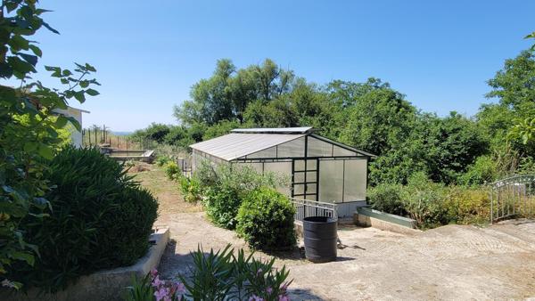 Maison avec source et piscine