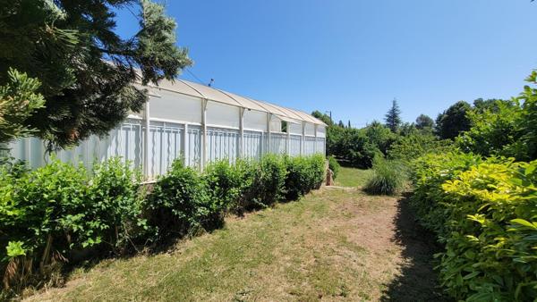 Maison avec source et piscine