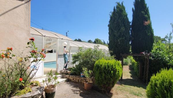 Maison avec source et piscine