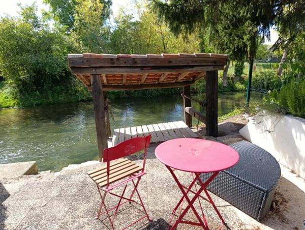 Une maison bercée par le murmure de la rivière à Mognéville 🏡