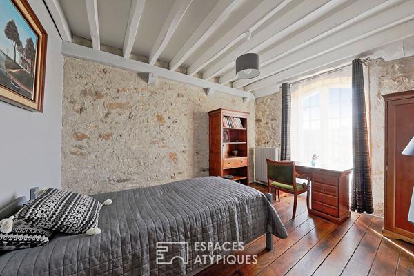 Bâtisse de charme en pierres avec jardin et dépendances