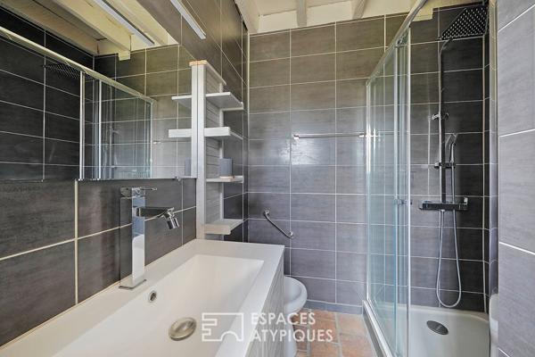 Bâtisse de charme en pierres avec jardin et dépendances