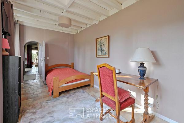 Bâtisse de charme en pierres avec jardin et dépendances