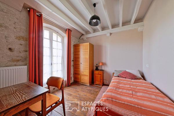 Bâtisse de charme en pierres avec jardin et dépendances