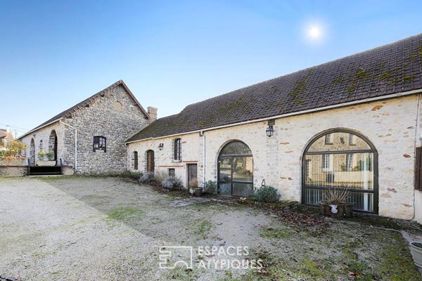 Bâtisse de charme en pierres avec jardin et dépendances