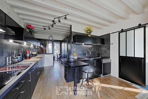 Bâtisse de charme en pierres avec jardin et dépendances