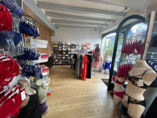 Très belle affaire de Lingerie/Institut de beauté