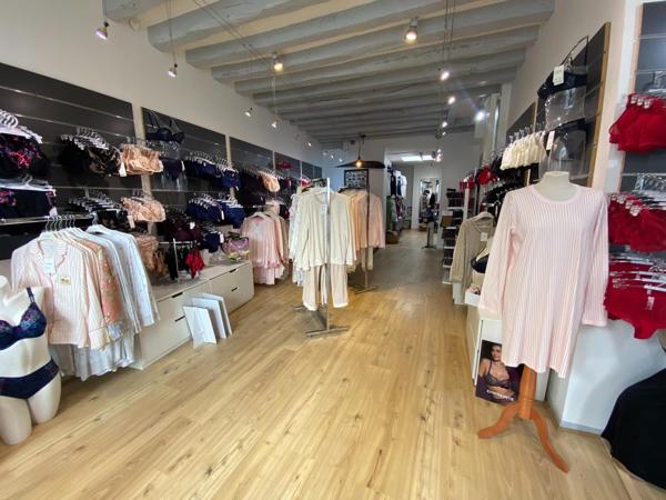 Très belle affaire de Lingerie/Institut de beauté