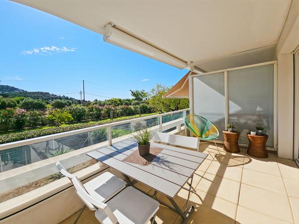 CARQUEIRANNE APPARTEMENT T2 AVEC BELLE TERRASSE ET ASCENSEUR