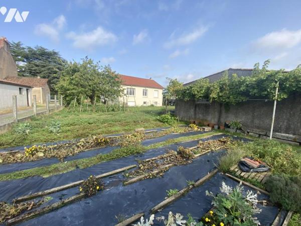 Bâtiment à réhabiliter en habitation sur un terrain à bâtir