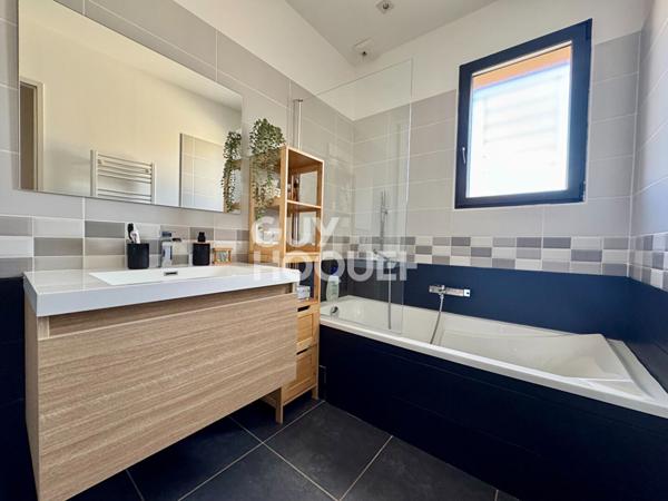 Maison Taillades 5 pièce(s) 121m2 garage et piscine