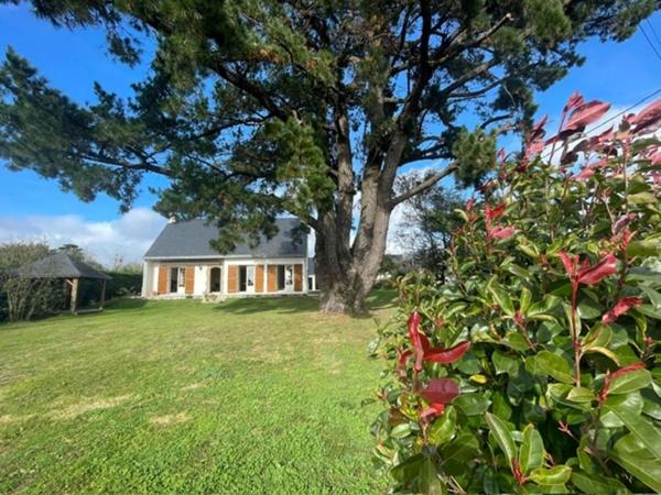 Maison 4 chambres - Double garage - grand terrain -