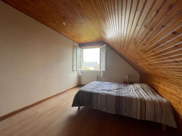 Maison 4 chambres - Double garage - grand terrain -