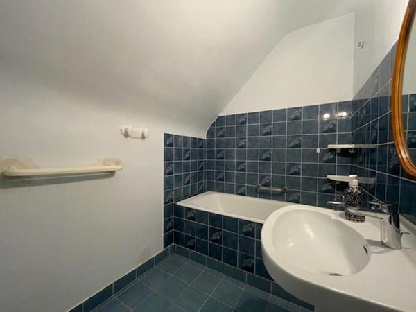 Maison 4 chambres - Double garage - grand terrain -