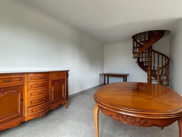 Maison 4 chambres - Double garage - grand terrain -