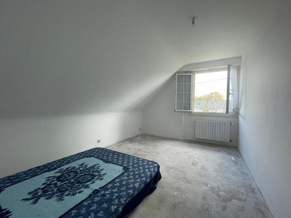 Maison 4 chambres - Double garage - grand terrain -