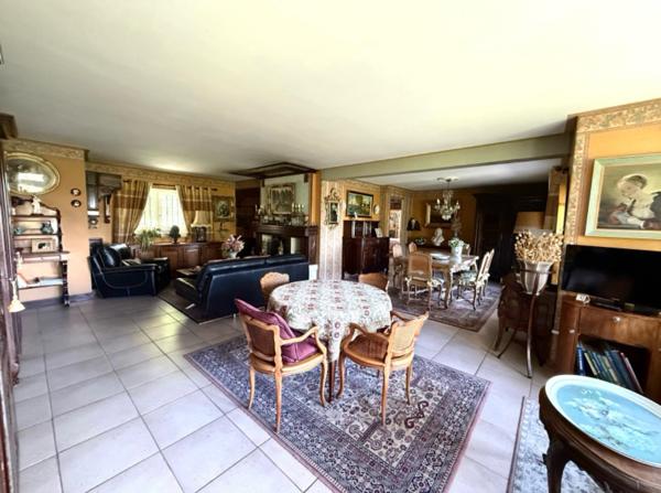 Maison familiale année 1992 - 251m² - sous-sol total - 2 chambres de plain pied - 1799m² de terrain paysagé