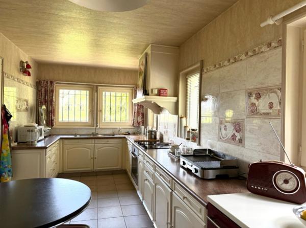 Maison familiale année 1992 - 251m² - sous-sol total - 2 chambres de plain pied - 1799m² de terrain paysagé