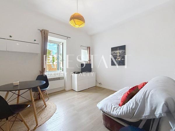Biarritz centre – Au dernier étage d’une résidence remarquable à vendre studio confortable et actuel, BIARRITZ