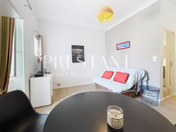 Biarritz centre – Au dernier étage d’une résidence remarquable à vendre studio confortable et actuel, BIARRITZ