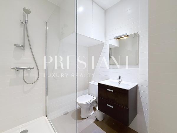 Biarritz centre – Au dernier étage d’une résidence remarquable à vendre studio confortable et actuel, BIARRITZ