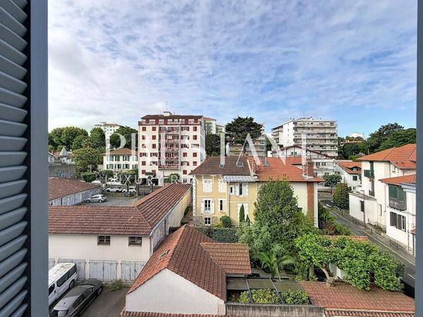 Biarritz centre – Au dernier étage d’une résidence remarquable à vendre studio confortable et actuel, BIARRITZ