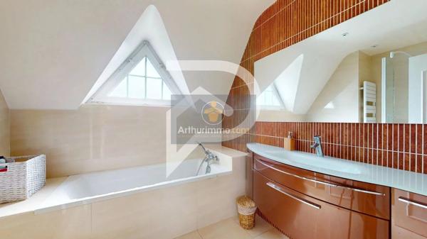 Vente                                                      Maison
                        
                     7 pièces                      204 m2                     à Marly-le-Roi