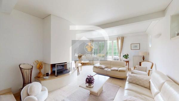 Vente                                                      Maison
                        
                     7 pièces                      204 m2                     à Marly-le-Roi