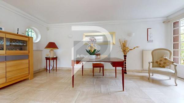 Vente                                                      Maison
                        
                     7 pièces                      204 m2                     à Marly-le-Roi