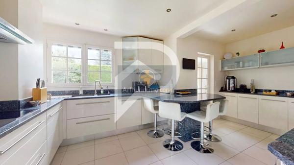 Vente                                                      Maison
                        
                     7 pièces                      204 m2                     à Marly-le-Roi