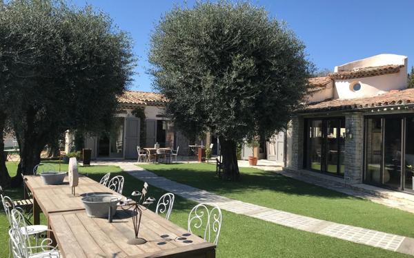 Maison à vendre    6 pièces • 208 m2 Le Rouret