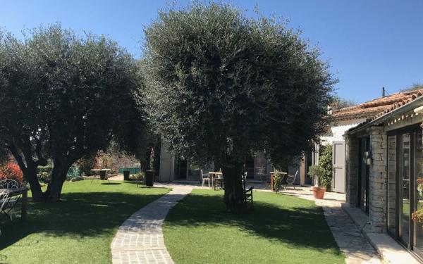 Maison à vendre    6 pièces • 208 m2 Le Rouret