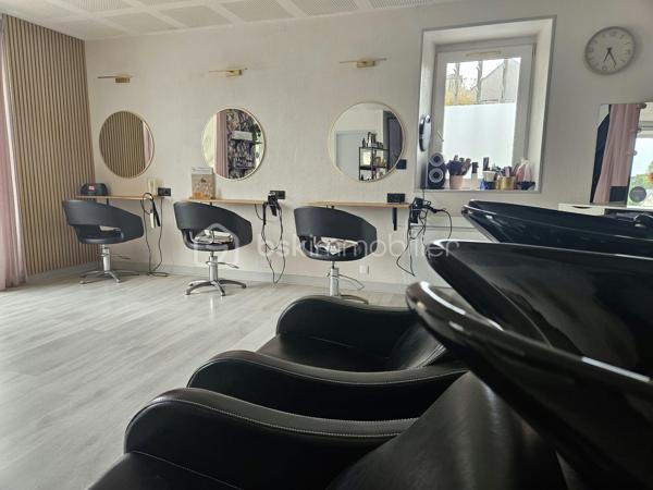 Emplacement stratégique – Forte visibilité – Clientèle fidèle
Julien Favé vous propose en exclusivité ce fonds de commerce de salon de coiffure, idéalement situé en plein centre-ville de L’Hôpital-Camfrout, dans un secteur dynamique et très fréquenté, avec stationnement facile à proximité.
Ce salon clé en main, parfaitement entretenu, permet une reprise immédiate sans investissement supplémentaire.

📐 Surface : 30 m²
💶 Chiffre d’affaires annuel 2024 = 80 000 €
Année 2025 = 90 000€
Actuellement exploité par la gérante seule, avec un rythme de travail d’environ 38h/semaine (fermé dimanche et lundi) et 5 semaines de congés annuels, le salon affiche un planning régulièrement complet avec un délai d’attente pour les rendez-vous, laissant entrevoir un fort potentiel de développement.

Le salon comprend :
4 postes de coiffage
2 bacs à shampoing
Matériel et agencements en très bon état
Aucun travaux à prévoir – activité prête à l’emploi
📄 Bail commercial en cours jusqu’au 31 mai 2028, avec un loyer attractif équivalent à 9 % du chiffre d’affaires.
👥 Clientèle fidèle et régulière, mixte (hommes, femmes, enfants).
Aucun salarié à reprendre.

💡 Salon idéal pour une personne seule ou un binôme, avec de réelles possibilités d’évolution selon l’amplitude horaire ou le développement de nouvelles prestations.
Une belle opportunité à saisir !
Pour plus d’informations ou pour organiser une visite, n’hésitez pas à me contacter.