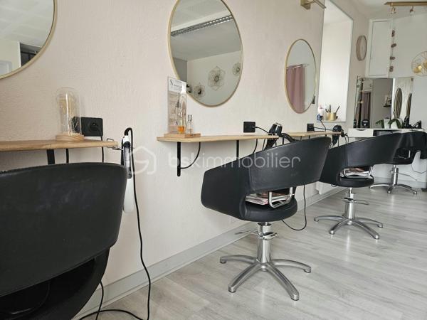 Emplacement stratégique – Forte visibilité – Clientèle fidèle
Julien Favé vous propose en exclusivité ce fonds de commerce de salon de coiffure, idéalement situé en plein centre-ville de L’Hôpital-Camfrout, dans un secteur dynamique et très fréquenté, avec stationnement facile à proximité.
Ce salon clé en main, parfaitement entretenu, permet une reprise immédiate sans investissement supplémentaire.

📐 Surface : 30 m²
💶 Chiffre d’affaires annuel 2024 = 80 000 €
Année 2025 = 90 000€
Actuellement exploité par la gérante seule, avec un rythme de travail d’environ 38h/semaine (fermé dimanche et lundi) et 5 semaines de congés annuels, le salon affiche un planning régulièrement complet avec un délai d’attente pour les rendez-vous, laissant entrevoir un fort potentiel de développement.

Le salon comprend :
4 postes de coiffage
2 bacs à shampoing
Matériel et agencements en très bon état
Aucun travaux à prévoir – activité prête à l’emploi
📄 Bail commercial en cours jusqu’au 31 mai 2028, avec un loyer attractif équivalent à 9 % du chiffre d’affaires.
👥 Clientèle fidèle et régulière, mixte (hommes, femmes, enfants).
Aucun salarié à reprendre.

💡 Salon idéal pour une personne seule ou un binôme, avec de réelles possibilités d’évolution selon l’amplitude horaire ou le développement de nouvelles prestations.
Une belle opportunité à saisir !
Pour plus d’informations ou pour organiser une visite, n’hésitez pas à me contacter.