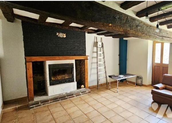 Maison composée au rez-de-chaussée d'une entrée/véranda, cuisine aménagée, séjour, deux pièces ...