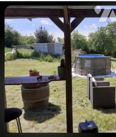 Maison composée au rez-de-chaussée d'une entrée/véranda, cuisine aménagée, séjour, deux pièces ...