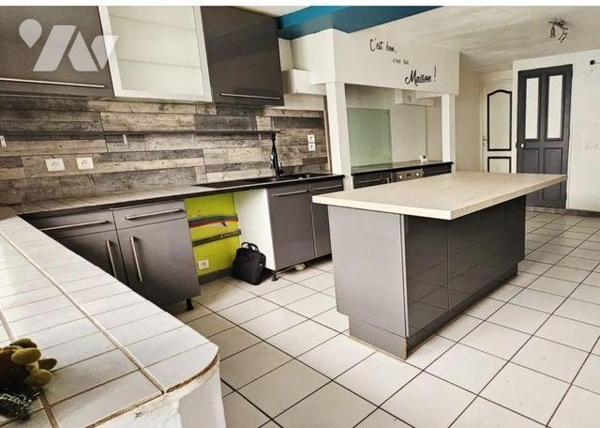 Maison composée au rez-de-chaussée d'une entrée/véranda, cuisine aménagée, séjour, deux pièces ...