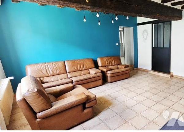 Maison composée au rez-de-chaussée d'une entrée/véranda, cuisine aménagée, séjour, deux pièces ...