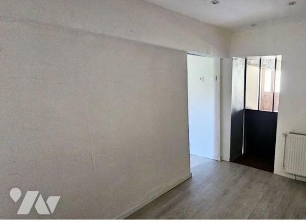 Maison composée au rez-de-chaussée d'une entrée/véranda, cuisine aménagée, séjour, deux pièces ...